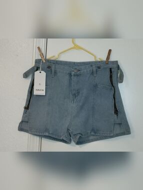 RINGFUN Light Wash Denim Zip-Accent Shorts
